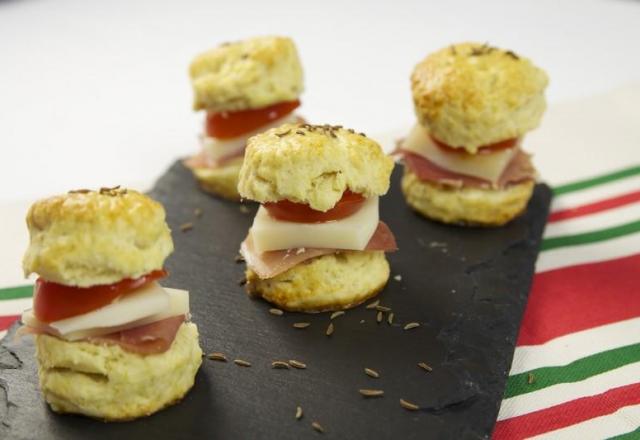 Scones au cumin, jambon cru, tomates cerises et pur fromage de brebis Etorki