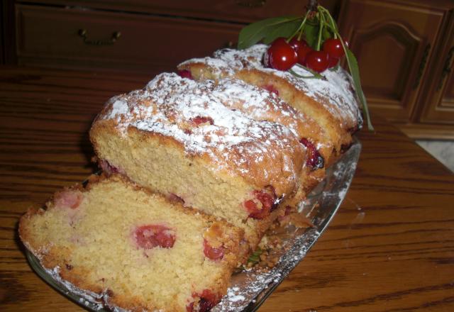 Cake moelleux aux cerises et aux amandes