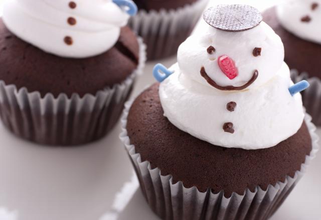 Cupcakes au chocolat en meringue de bonhomme de neige