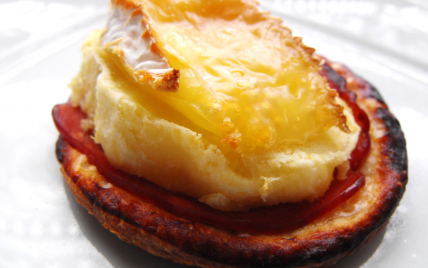 Camembert sur pommes de terre sur bacon sur lit feuilleté