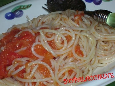 Spaghettis aux tomates pelées