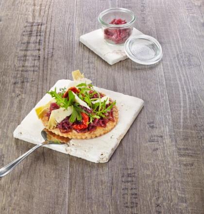 Tarte fine à l'oignon, roquette, légumes confits