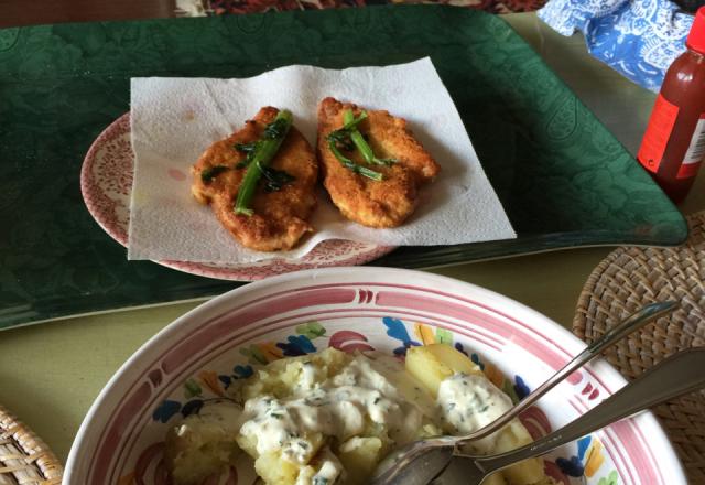 Poulet pané au parmesan, pommes de terre au four et sauce à la ciboulette