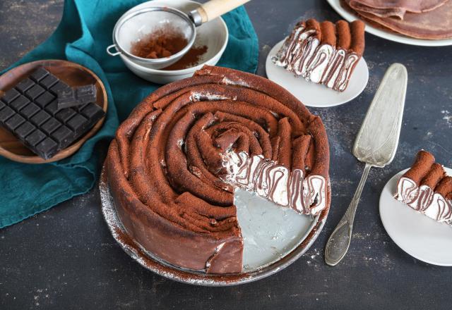 Gâteau tourbillon de crêpes drapées au chocolat et chantilly