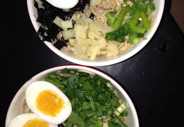 Soupe Ramen Soja Caramel au porc et salade d'épinards aux pousses de bambou