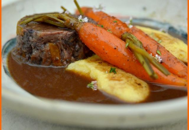 Joue de bœuf braisé au vin et carottes