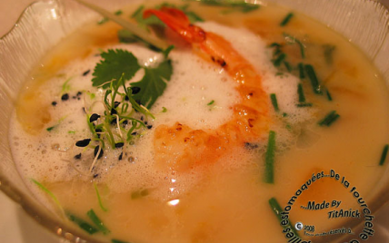 Soupe de courge et gambas à l'émulsion de coco et germes de poireaux