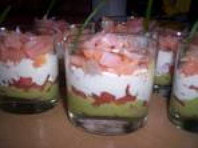 Verre'in tartare de tomates mousse d'avocat et crevettes