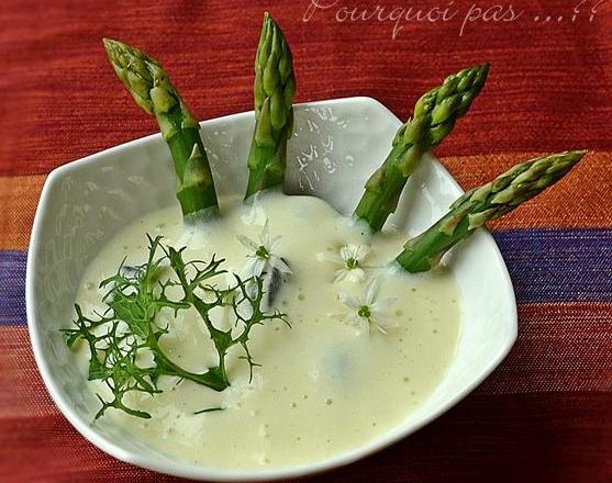 Escargots, asperges, espuma de pommes de terre, ail des ours