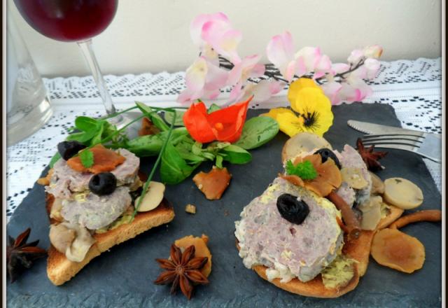 Toasts grillés au cou d'oie farci et champignons