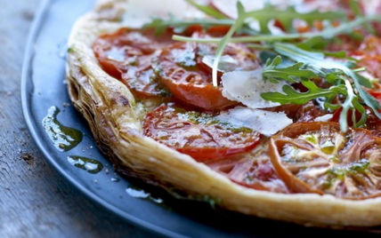 Tarte feuilletée à la tomate, pesto de roquette