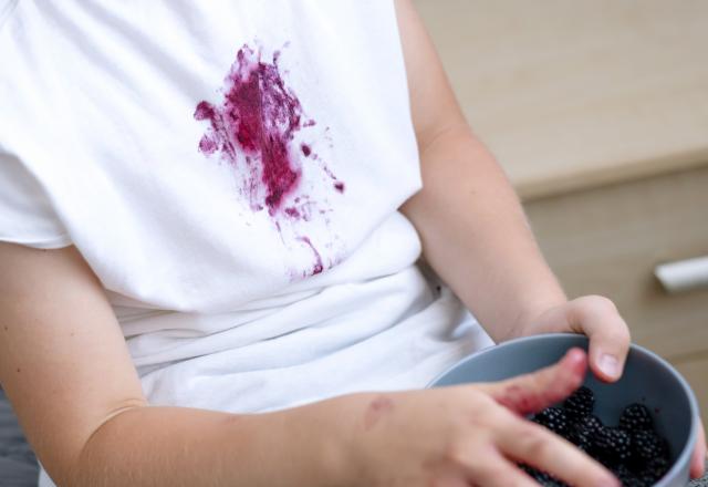 Comment retirer facilement une tache de fruits rouges sur un vêtement ou une nappe ?