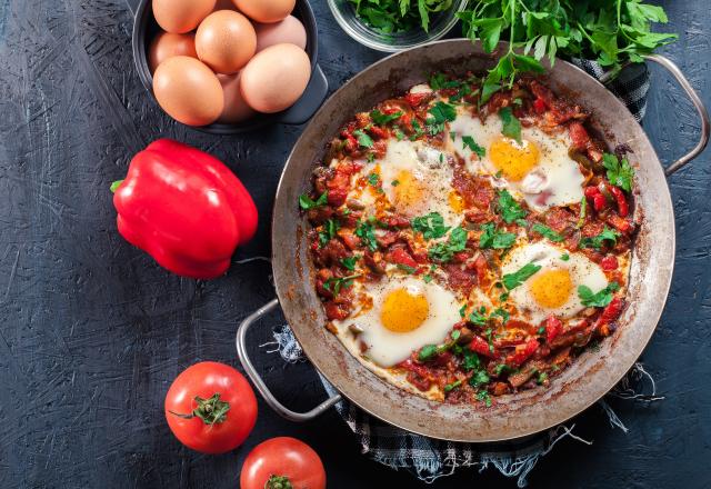 Chakchouka ou Tchakchouka (Poêlée de poivrons grillés et tomates à l’œuf)