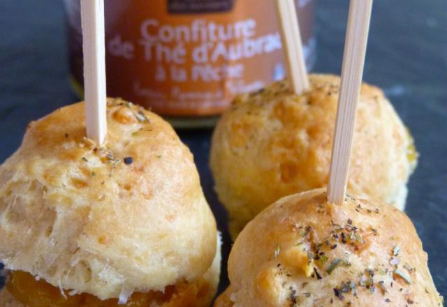 Gougères au vieux cantal et à la confiture de thé d'aubrac