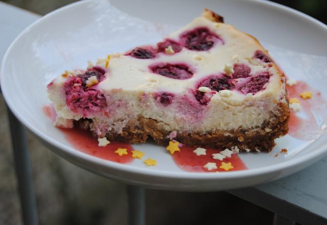 Cheesecake aux framboises sur coulis de fruits rouges