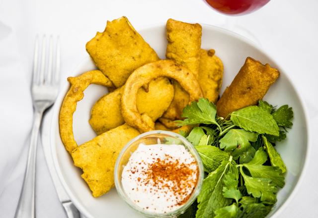 Beignets de légumes à la farine de pois chiches, crémeux à la noix de cajou raifort et poivre noir