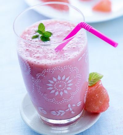 Smoothie pamplemousse de Floride, banane, gingembre et fraise