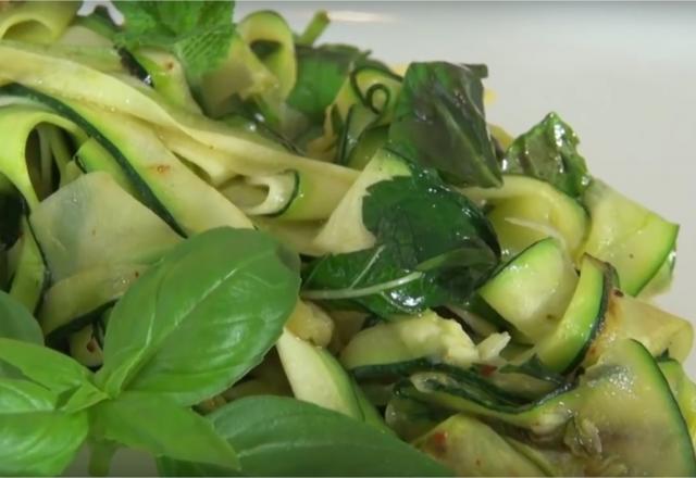 Tagliatelles de courgettes à l'ail et au basilic