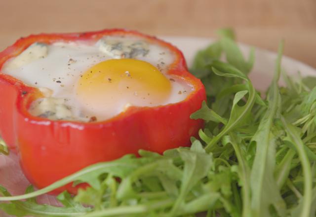 Salade à la Fourme d'Ambert et son œuf cocotte aux poivrons