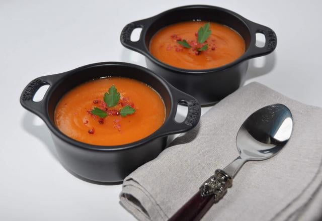 Velouté de carottes et pommes de terre aux baies roses