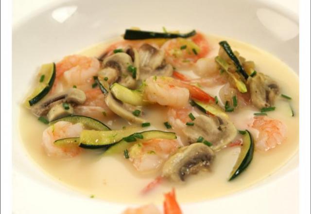 Nage de crevettes, courgettes et champignons au gingembre