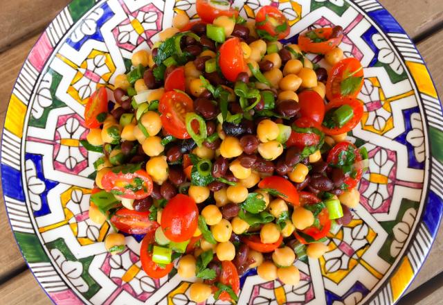 Salade aux haricots rouges, pois chiches et tomates