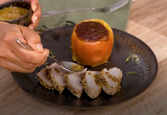 Filet mignon de porc au miel et à la moutarde à la vapeur et pommes spéculoos au four