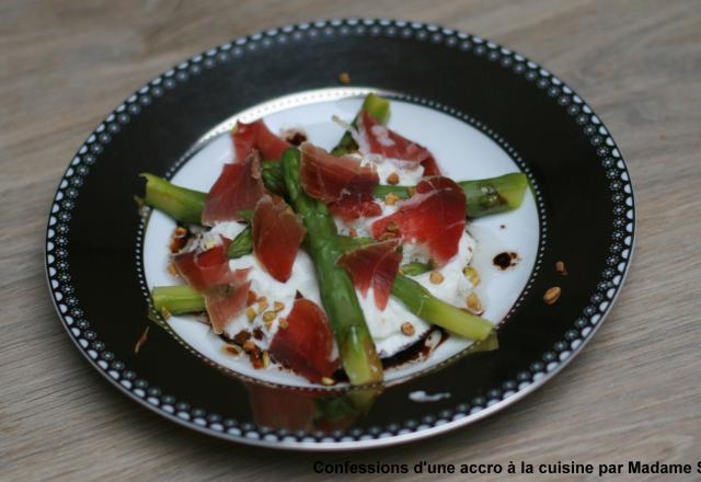 Asperges, jambon de Parme, pistaches et chantilly de chèvre