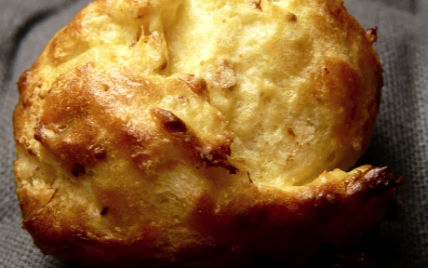 Gougères à la tome de brebis, aux figues séchées et noisettes