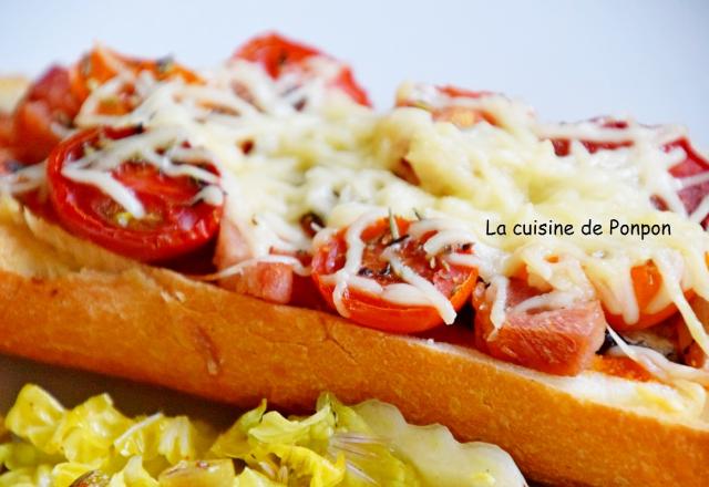 Pizza baguette au jambon, piquillos et tomates cerise