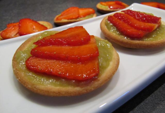 Petites tartes aux fraises sur lit de rhubarbe vanillée