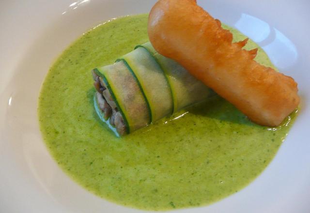 Cannelloni de courgette aux champignons de Paris, velouté de fanes de radis, tempura de céleri rave