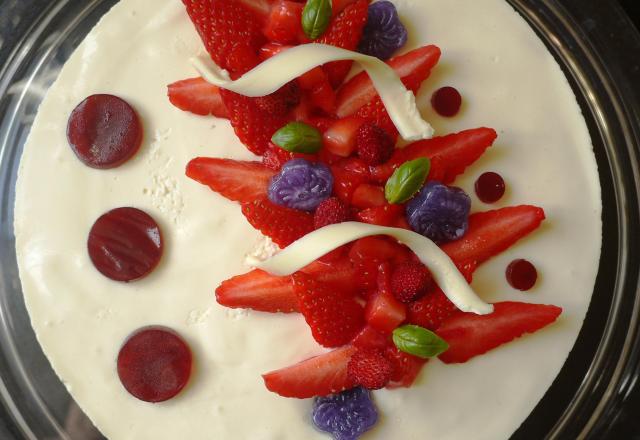 Entremet chocolat blanc, fraises gariguette et violette