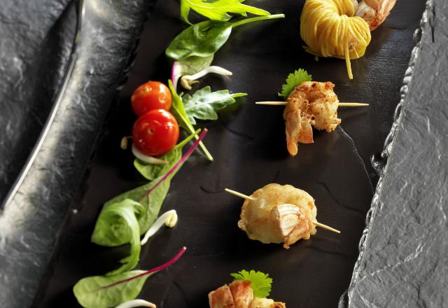 Petites brochettes de langoustines accompagnées