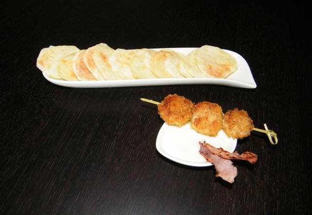 Boudin blanc en croûte façon brochette, chips de pommes de terre et de jambon d'Ardennes et sauce au chaource