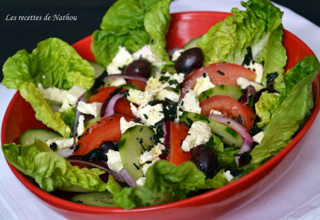 Salade à la grecque, vinaigrette au citron et à la spiruline