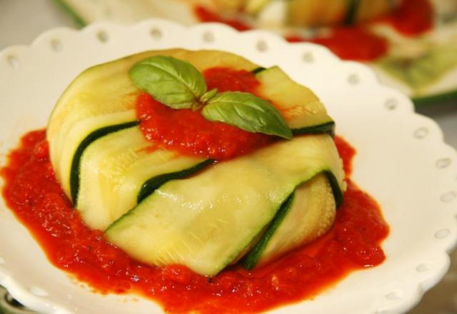 Courgettes au chèvre frais en Charlotte, coulis de poivron rouge au basilic