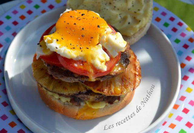 Hamburger australien à l'ananas grillé et œuf sur le plat