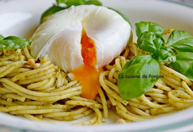 Spaghetti au pesto et œuf poché