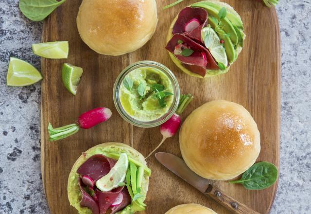 Petits pains à l’huile d’olive, Houmous d’avocat et Noix de Bœuf séchée