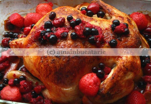 Poulet cuit au four avec pommes, fraises et  baies