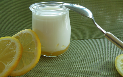 Yaourts à l'arôme citron sur lit de Lemon Curd