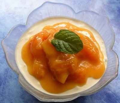 Blanc manger aux amandes et compote d'abricots