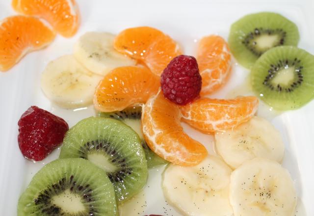 Salade de fruits de saison à la sauce huile vanille et miel