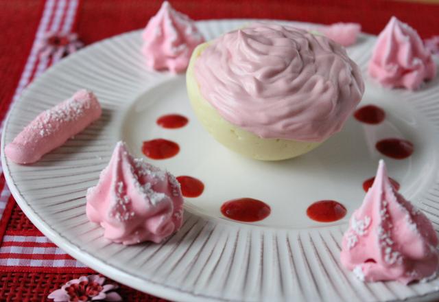 Mousse de fraises en coque de chocolat blanc, soupe de fraises Andros, petites meringues