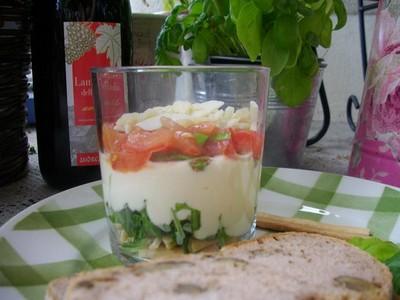 La tomate fait son show italien ou: 'Tiramisu de tomates sur lit de roquette et grissinis'