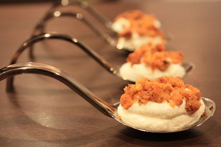 Cuillère de chèvre et crumble de tomates séchées