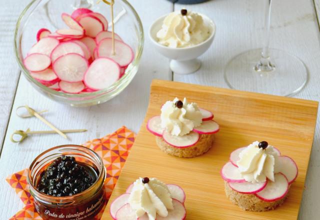 Mousse au chèvre, mascarpone & vinaigre de framboise, rosaces de radis & pain complet au miel