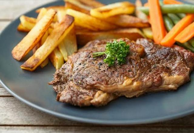 Entrecôte grillée et frites maison