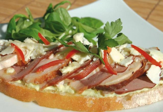 Tartine de Poulet et Canard Fumé, crème d'avocat aux pignons et fromage de chèvre